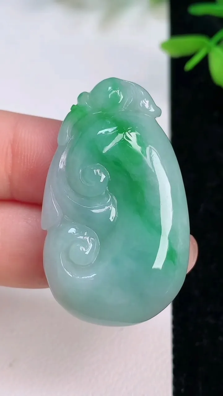 天然A货翡翠如意吊坠，尺寸39.9-23-6.3，重量:11.95g
7月13日