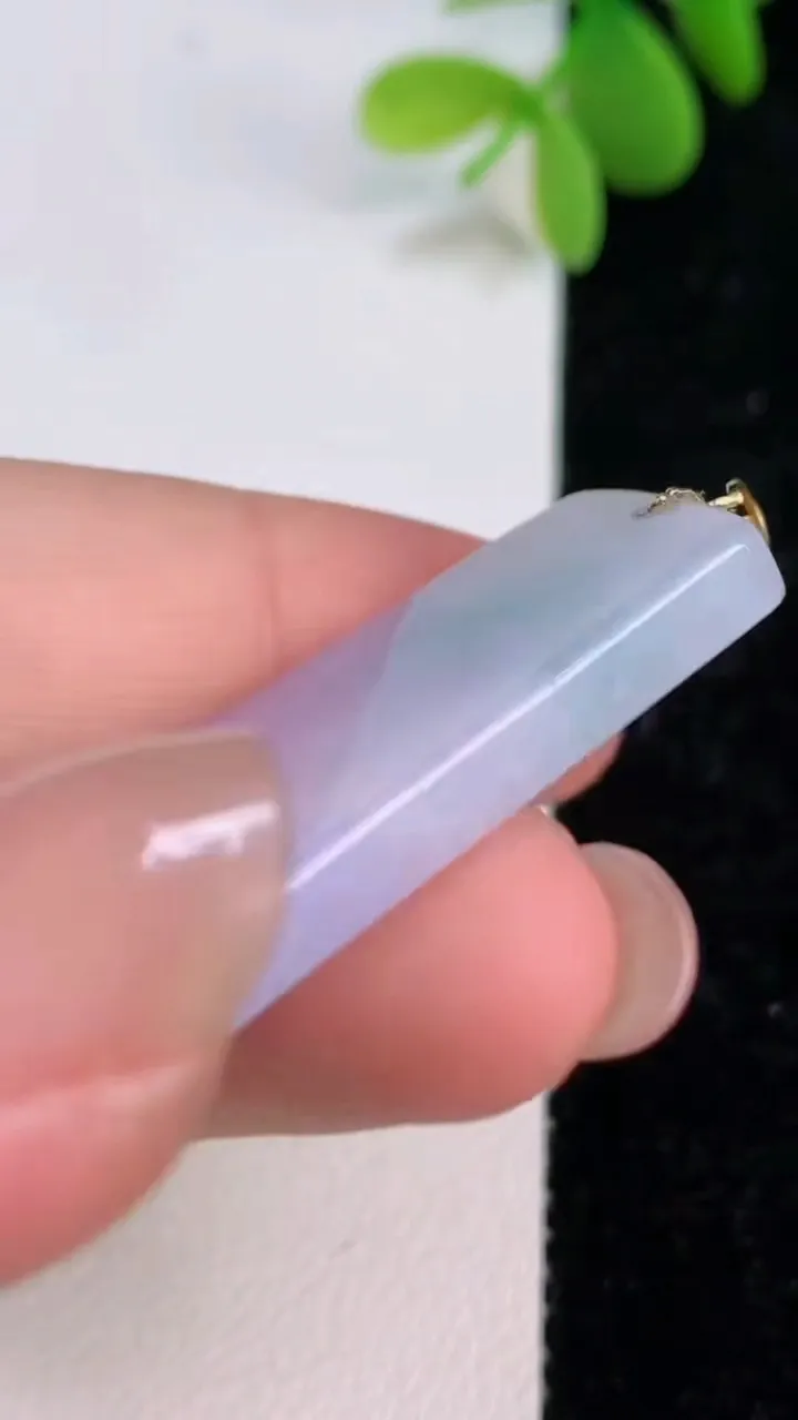 天然A货翡翠18k金春带彩紫罗兰无事牌吊坠，尺寸38.6-19.5-4，重量:8.60g
7月13日