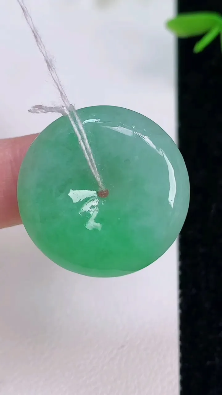 天然A货翡翠平安扣吊坠，尺寸24.5-6，重量:7.40g
7月13日