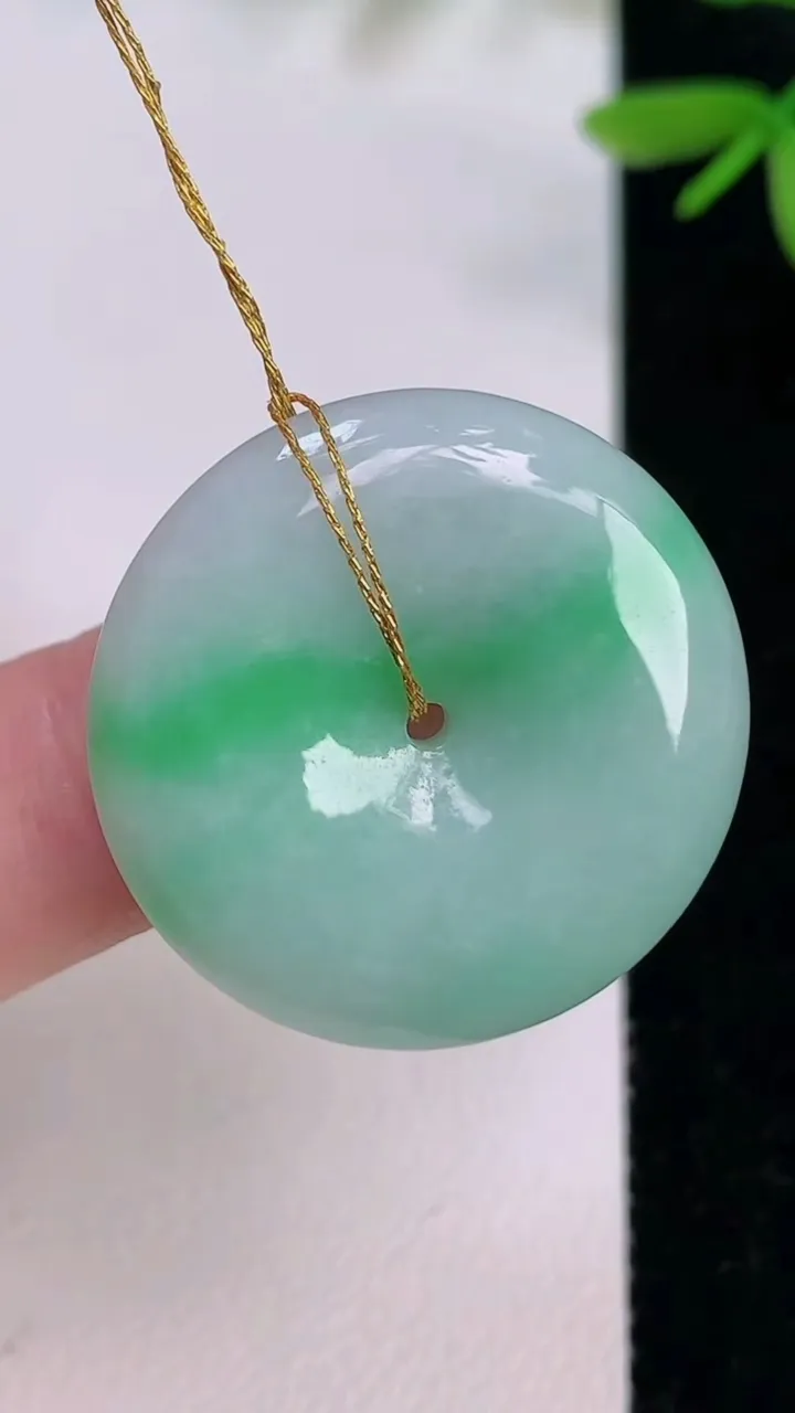 天然A货翡翠平安扣吊坠，尺寸27-5.3，重量:8.23g
7月13日