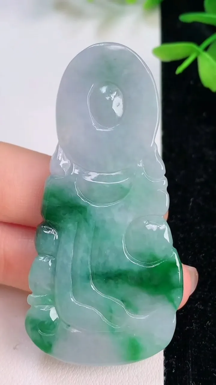 天然A货翡翠观音菩萨吊坠，尺寸65.7-31-7，重量:24.80g
7月13日