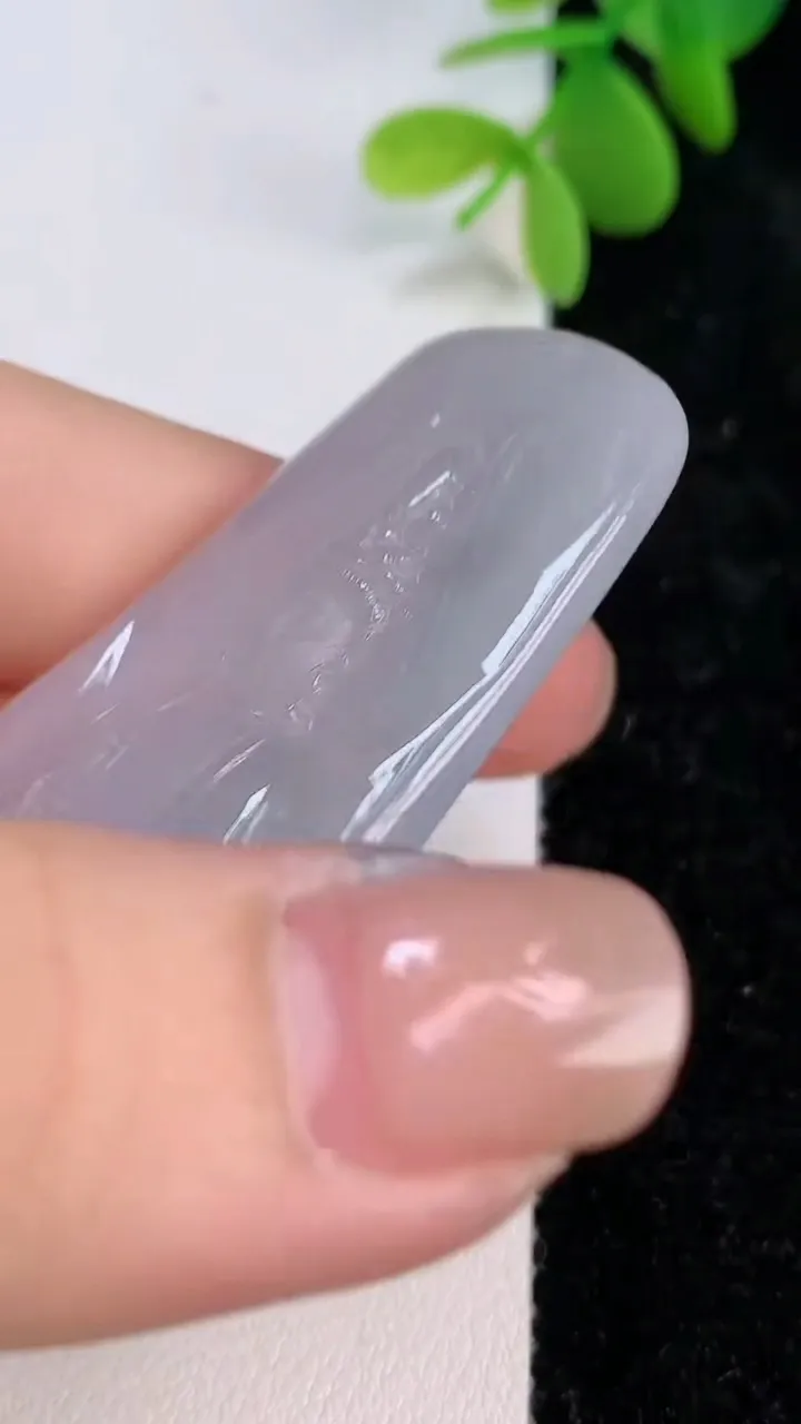 天然A货翡翠大势至菩萨吊坠，尺寸57-31-4.6，重量:18.40g
7月13日