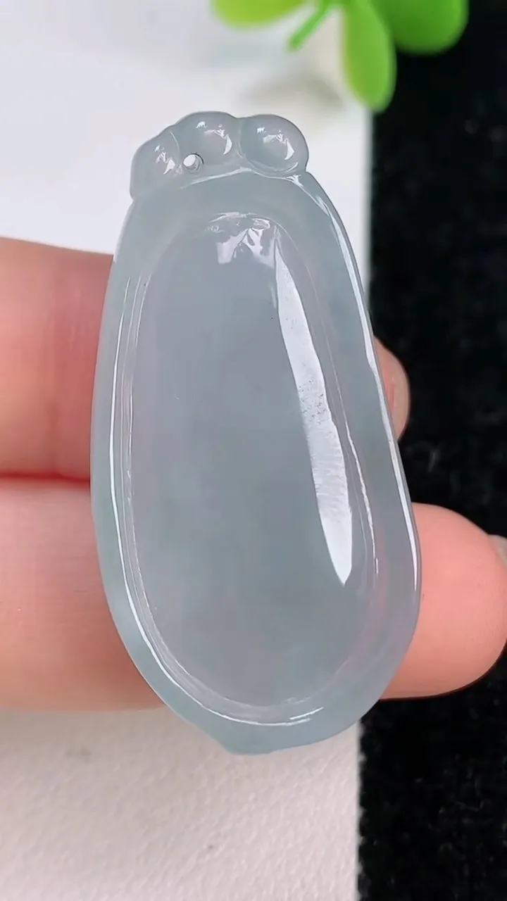 天然A货翡翠飘花福瓜吊坠，尺寸39-19.6-7，重:10.10g
7月13日