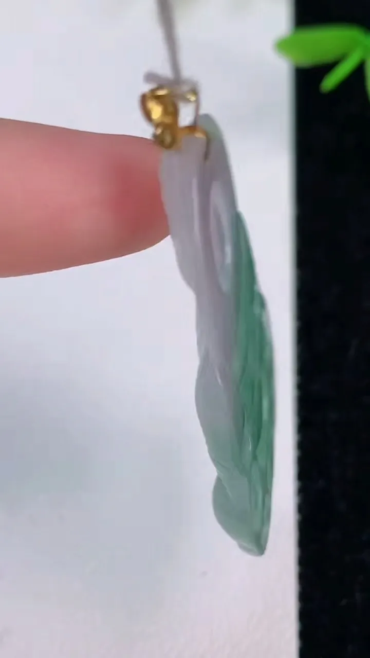天然A货翡翠观音菩萨吊坠，尺寸43.3-26.4-4，重量:7.55g
7月13日
