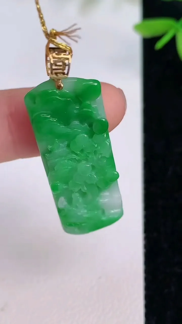 天然A货翡翠山水牌吊坠，尺寸34.3-14.8-6，重量:6.21g
7月13日