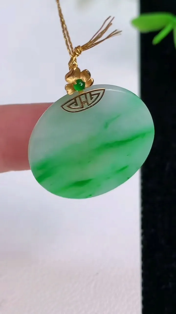 天然A货翡翠无事牌吊坠，尺寸24.5-2，重量:3.26g
7月13日