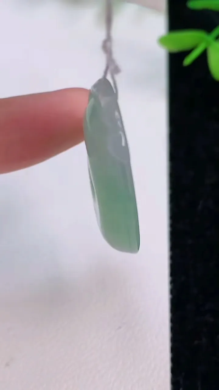 天然A货翡翠如意吊坠，尺寸35-22.7-5.3，重量:8.45g
7月13日
