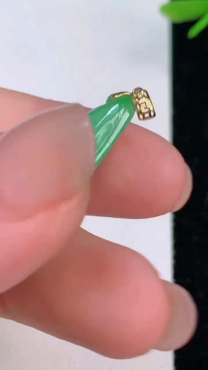 天然A货翡翠福瓜吊坠，尺寸31.7-12.6-5.6，重量:4.15g
7月13日