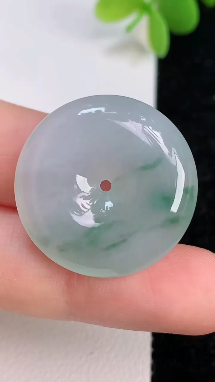 天然A货翡翠飘花平安扣吊坠，尺寸25.7-6，重量:7.90g
7月13日