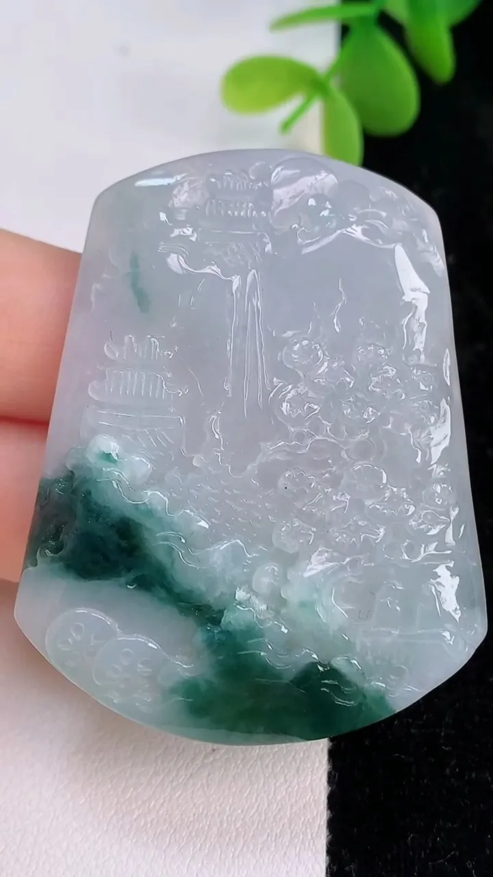 天然A货翡翠飘花山水牌吊坠，尺寸50-40-6，重:25.67g
7月13日