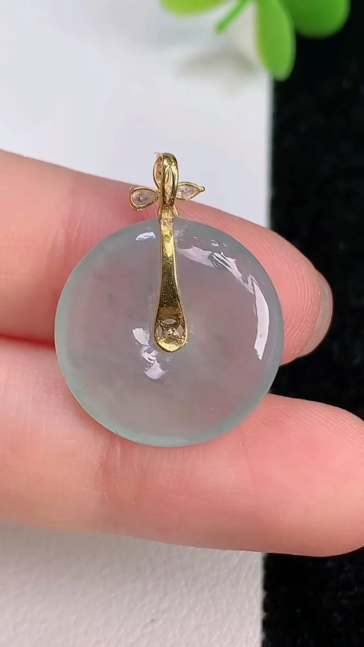 天然A货翡翠平安扣吊坠，尺寸18.7-4，重量:3.08g
7月13日