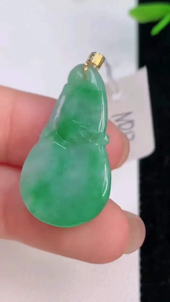 天然A货翡翠葫芦吊坠，尺寸29.7-17-6.8，重量:6.28g
7月13日