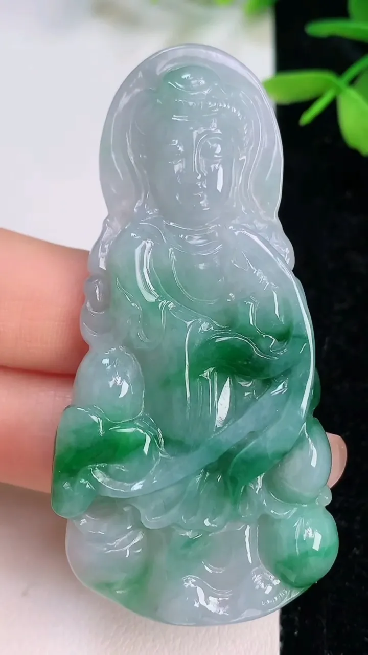 天然A货翡翠观音菩萨吊坠，尺寸65.7-31-7，重量:24.80g
7月13日