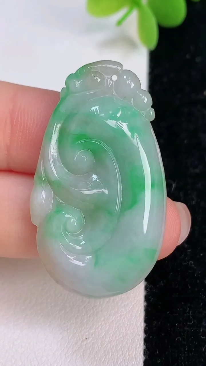 天然A货翡翠如意吊坠，尺寸40-23-4，重:5.78g
7月13日