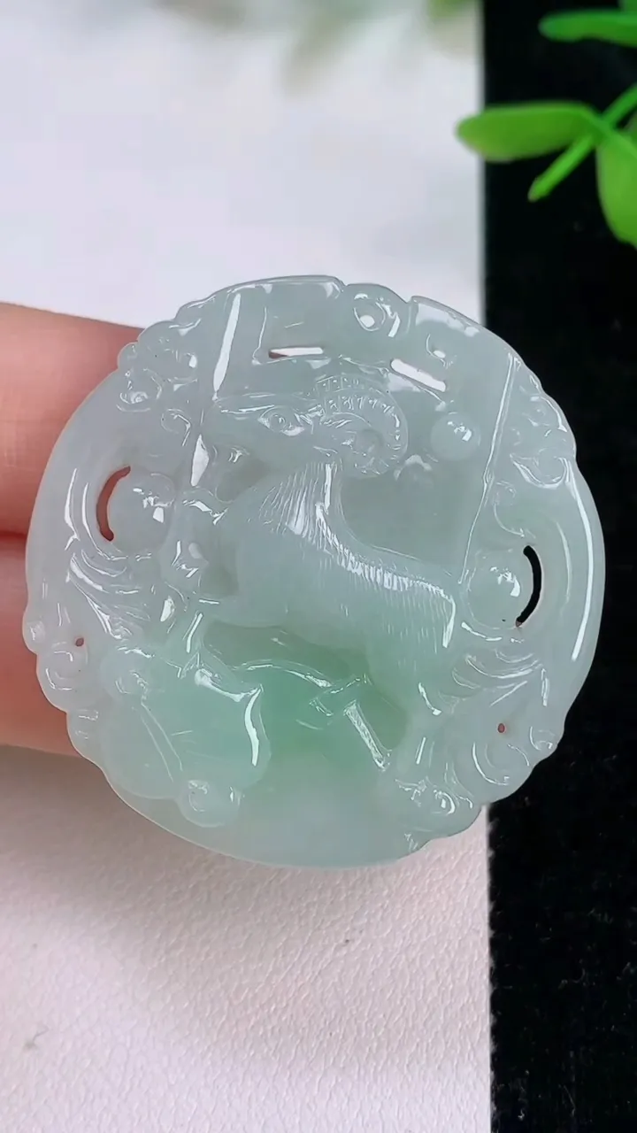天然A货翡翠生肖羊吊坠，尺寸39.2-28.4-5，重量:13.65g
7月13日