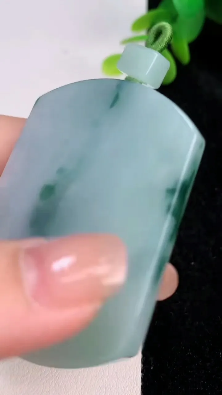 天然A货翡翠飘花无事牌吊坠，尺寸55-40.5-6.3，重量:41.97g
7月13日