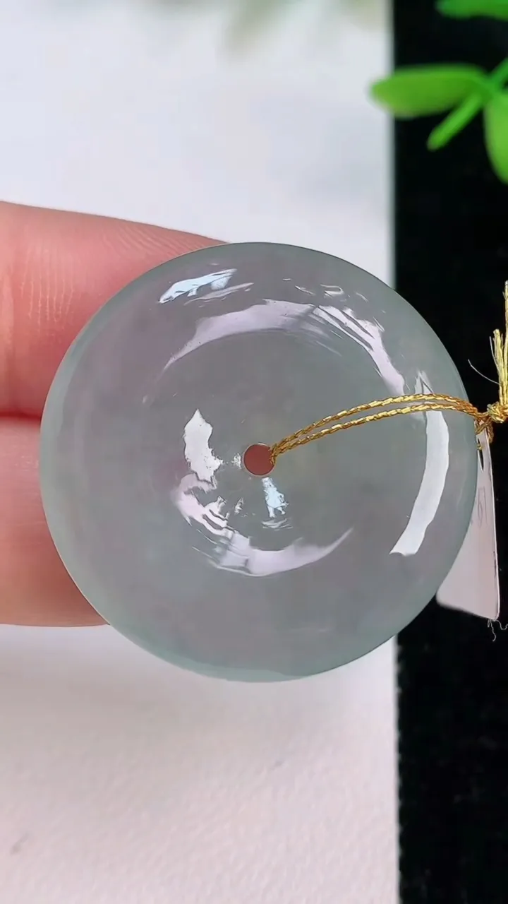 天然A货翡翠平安扣吊坠，尺寸29.8-6，重量:10.35g
7月13日