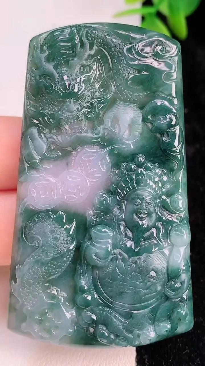 天然A货翡翠飘花祥龙财神爷吊坠，尺寸63.8-37.2-5，重量:24.30g
7月13日