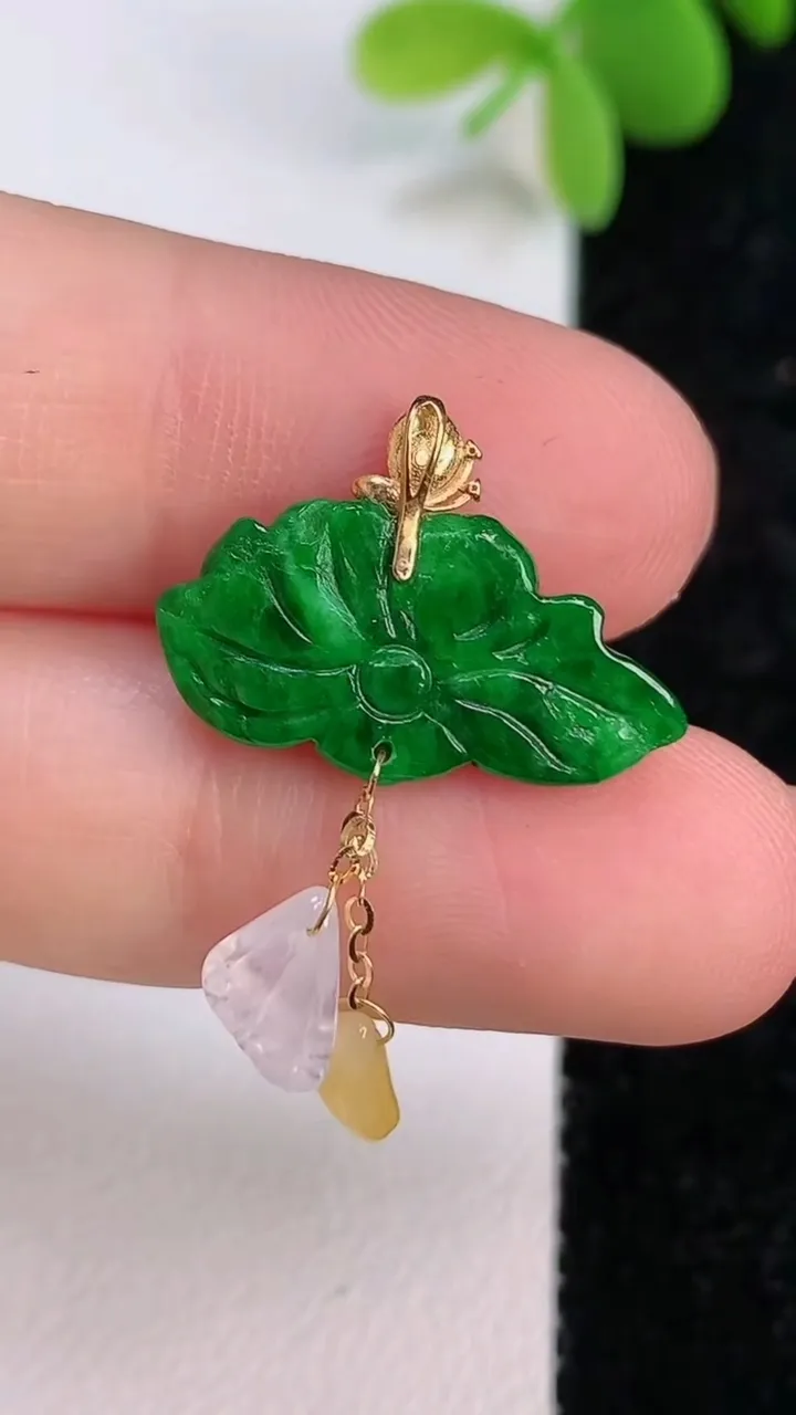 天然A货翡翠和和美美 荷花吊坠，尺寸25-19.2-4.6，重量:1.96g
7月13日