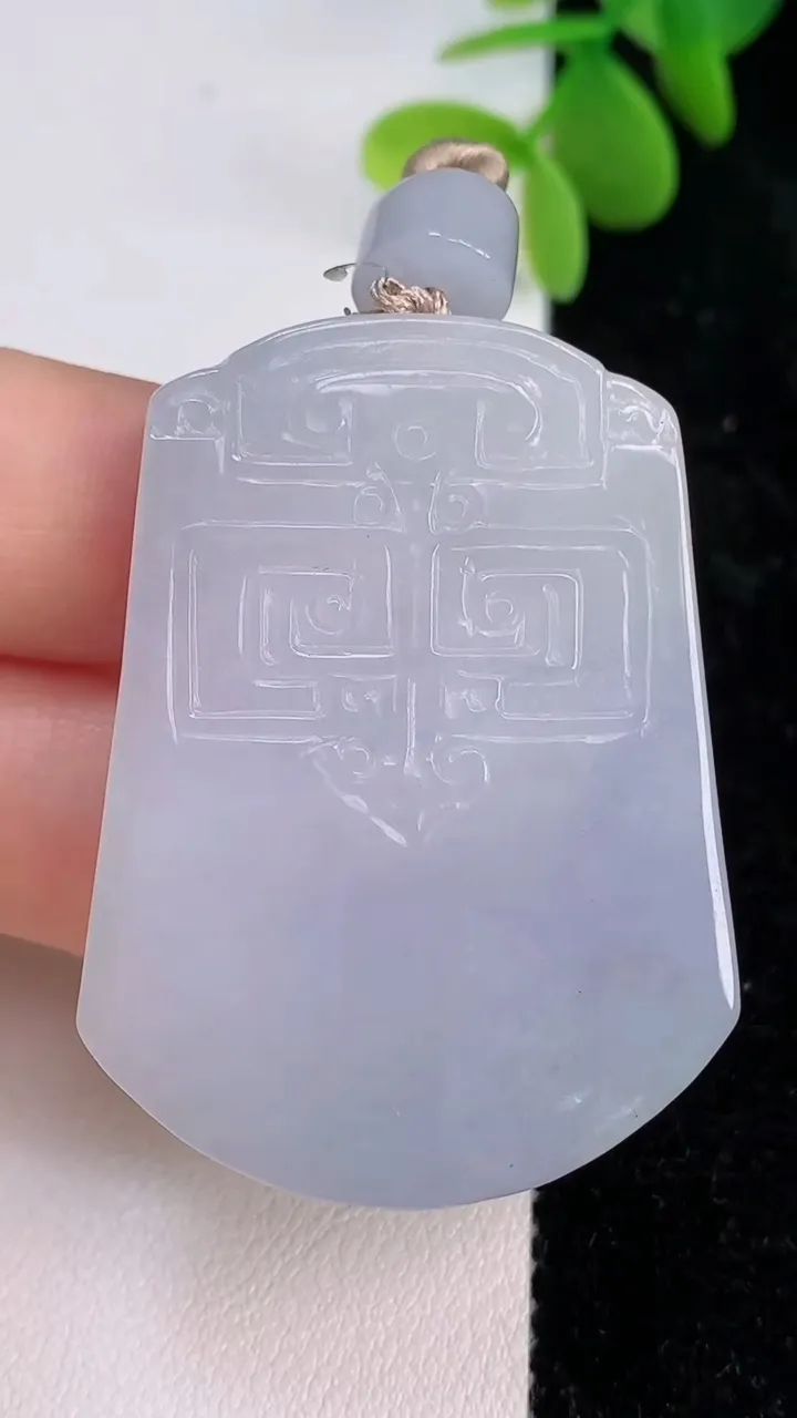 天然A货翡翠紫罗兰仿古无事牌吊坠，尺寸45-33.8-5，重量:22.22g
7月13日