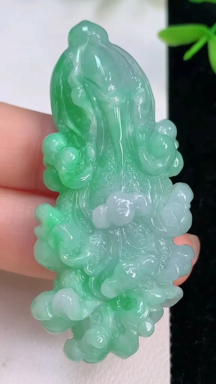 天然A货翡翠白菜吊坠，尺寸58.4-27.3-12，重量:29.85g
7月13日