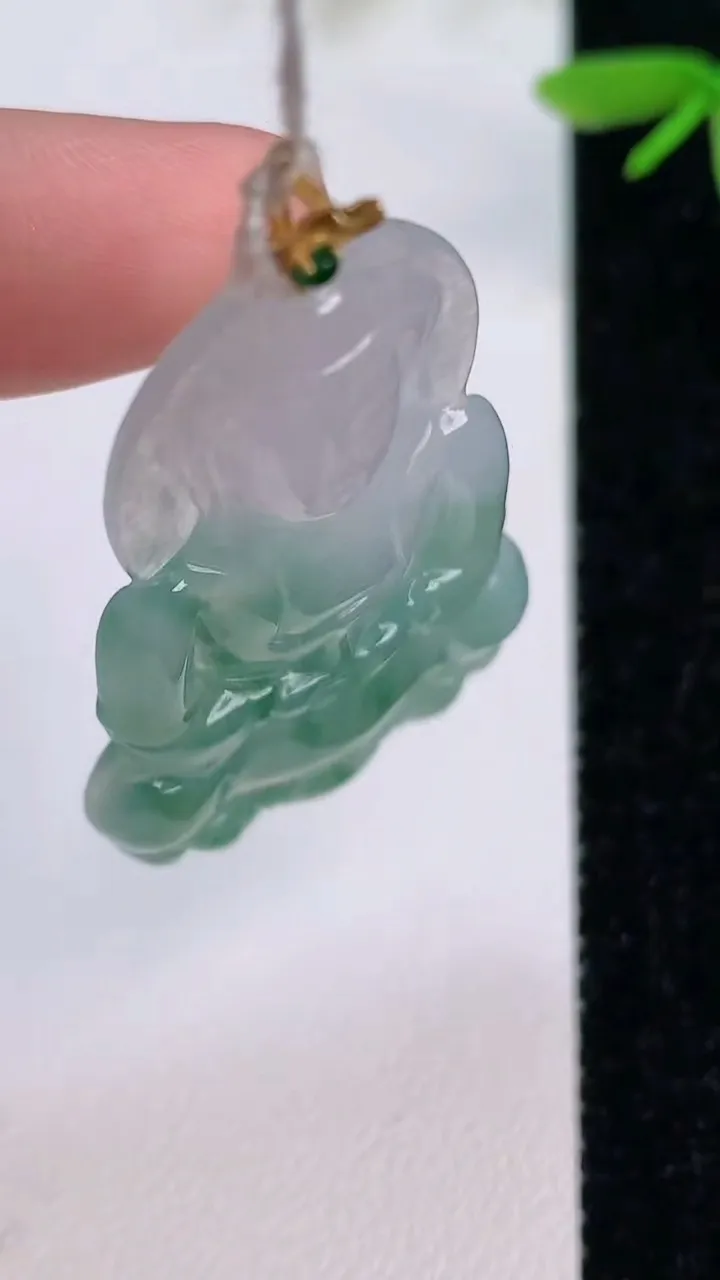 天然A货翡翠观音菩萨吊坠，尺寸43.3-26.4-4，重量:7.55g
7月13日