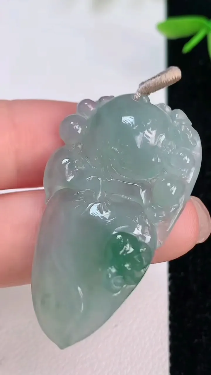 天然A货翡翠飘花寿桃吊坠，尺寸41-23.4-4.7，重量:8.34g
7月13日