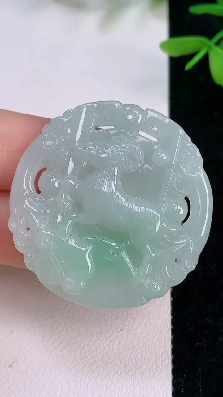 天然A货翡翠生肖羊吊坠，尺寸39.2-28.4-5，重量:13.65g
7月13日