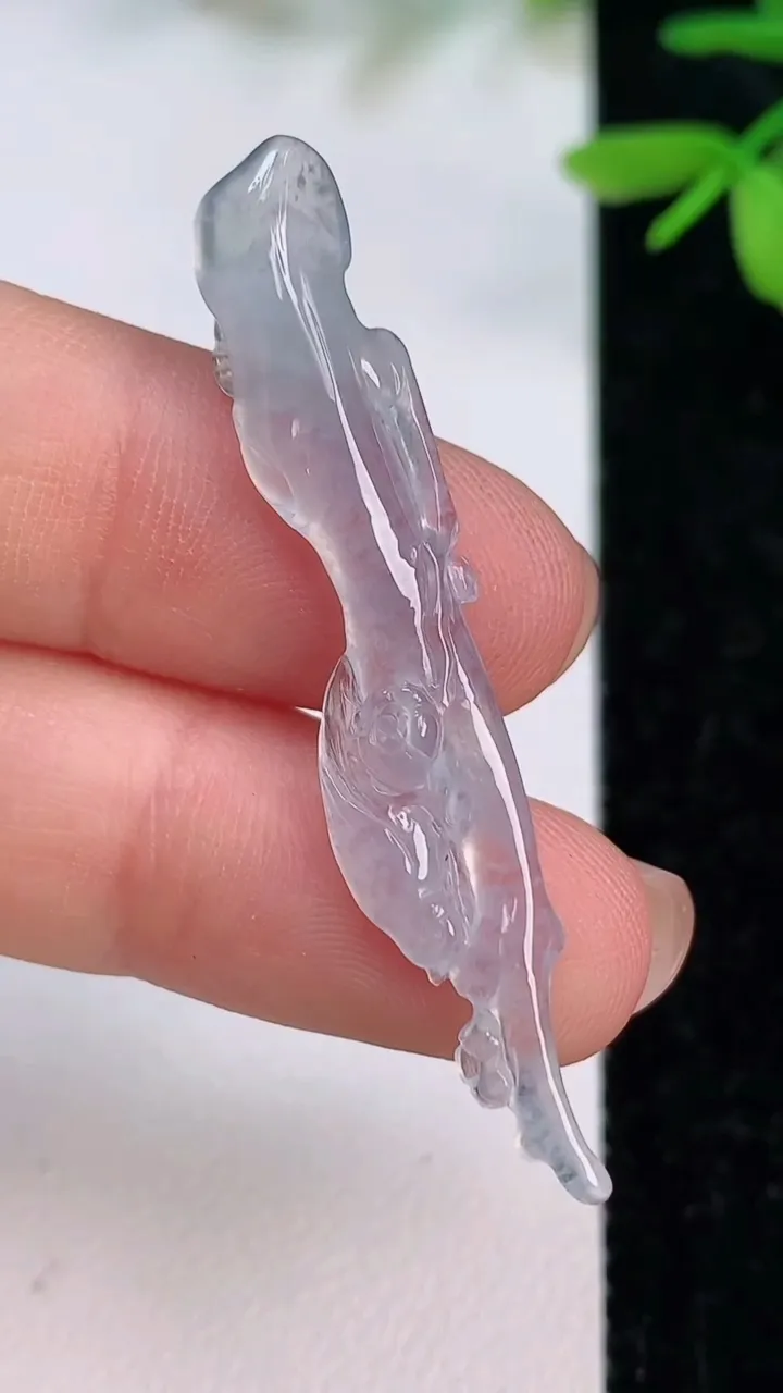 天然A货翡翠冰种一鸣惊人吊坠，尺寸47.7-6-4，重量:2.48g
7月13日
