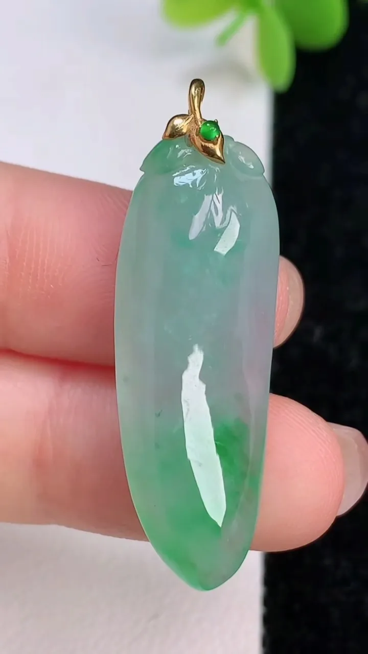 天然A货翡翠福瓜吊坠，尺寸35.3-13.2-5.2，重量:4.35g
7月13日