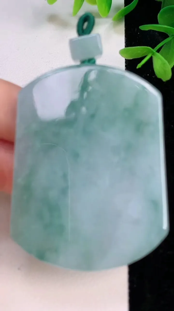 天然A货翡翠飘花无事牌吊坠，尺寸56.4-43-6.5，重量:46.89g
7月13日