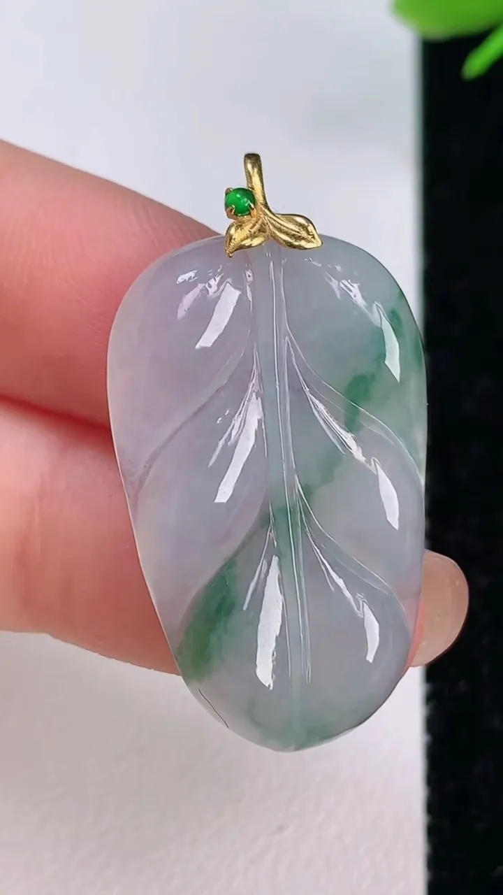 天然A货翡翠金枝玉叶 叶子吊坠，尺寸31-18.6-3.7，重量:4.26g
7月13日
