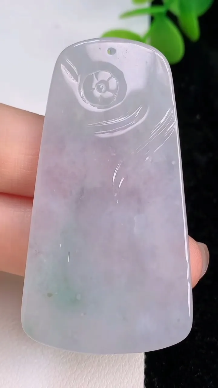天然A货翡翠大势至菩萨吊坠，尺寸57-31-4.6，重量:18.40g
7月13日