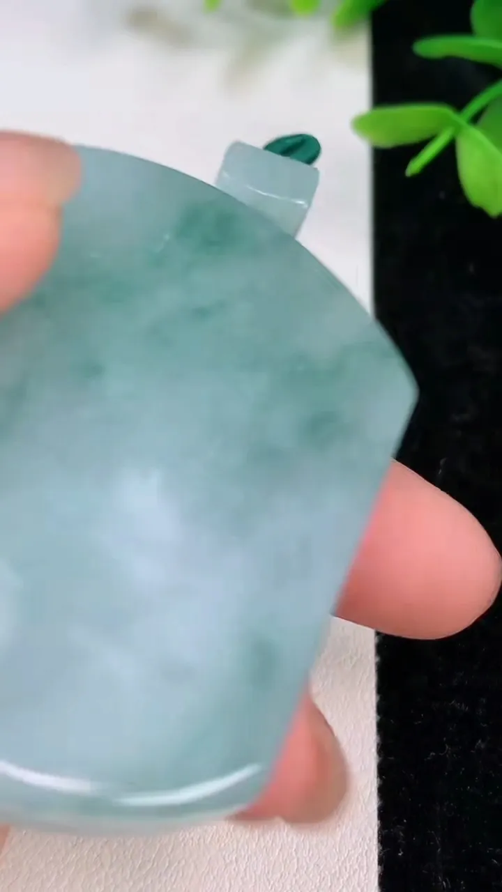 天然A货翡翠飘花无事牌吊坠，尺寸52.3-41.2-5.6，重量:35.52g
7月13日