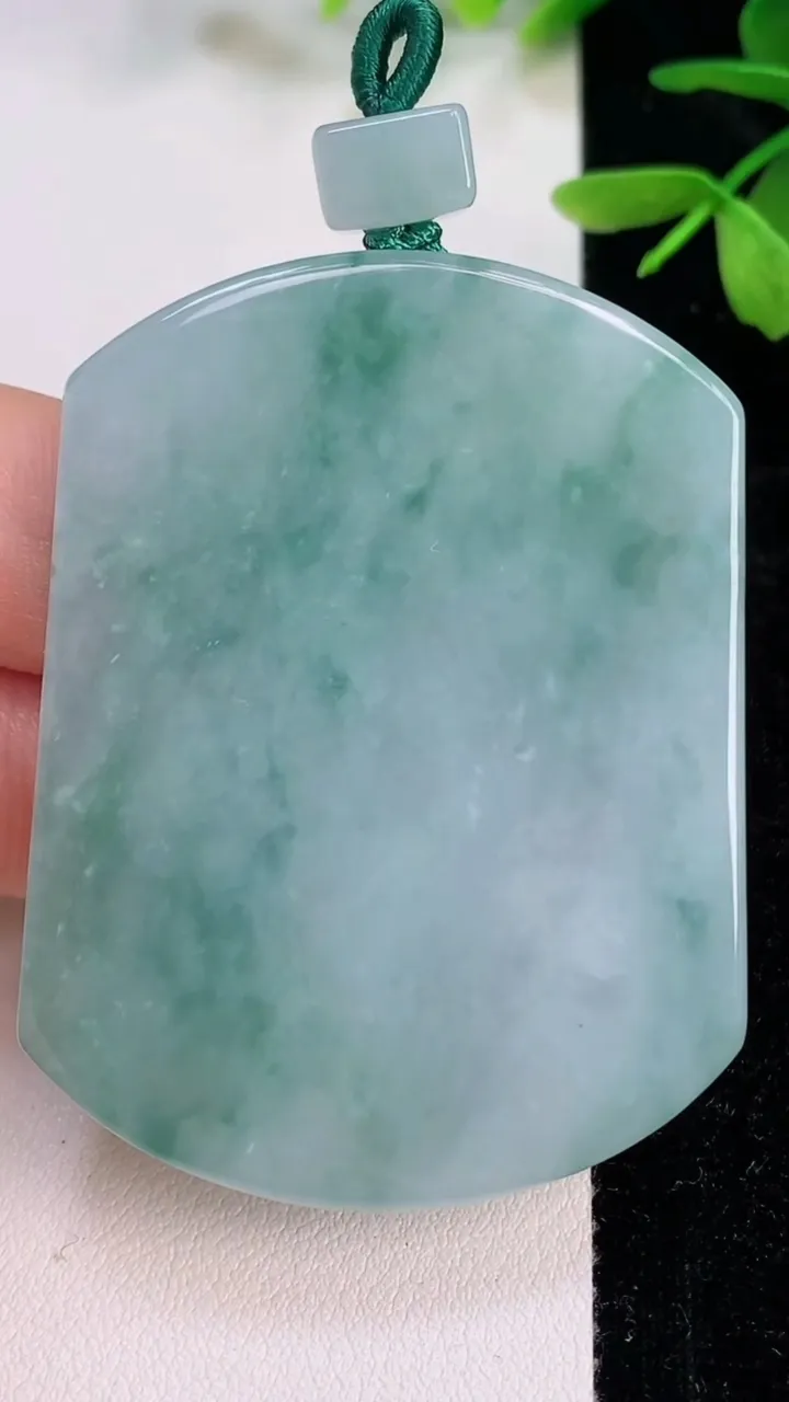 天然A货翡翠飘花无事牌吊坠，尺寸52.3-41.2-5.6，重量:35.52g
7月13日