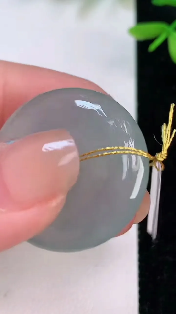 天然A货翡翠平安扣吊坠，尺寸29.8-6，重量:10.35g
7月13日