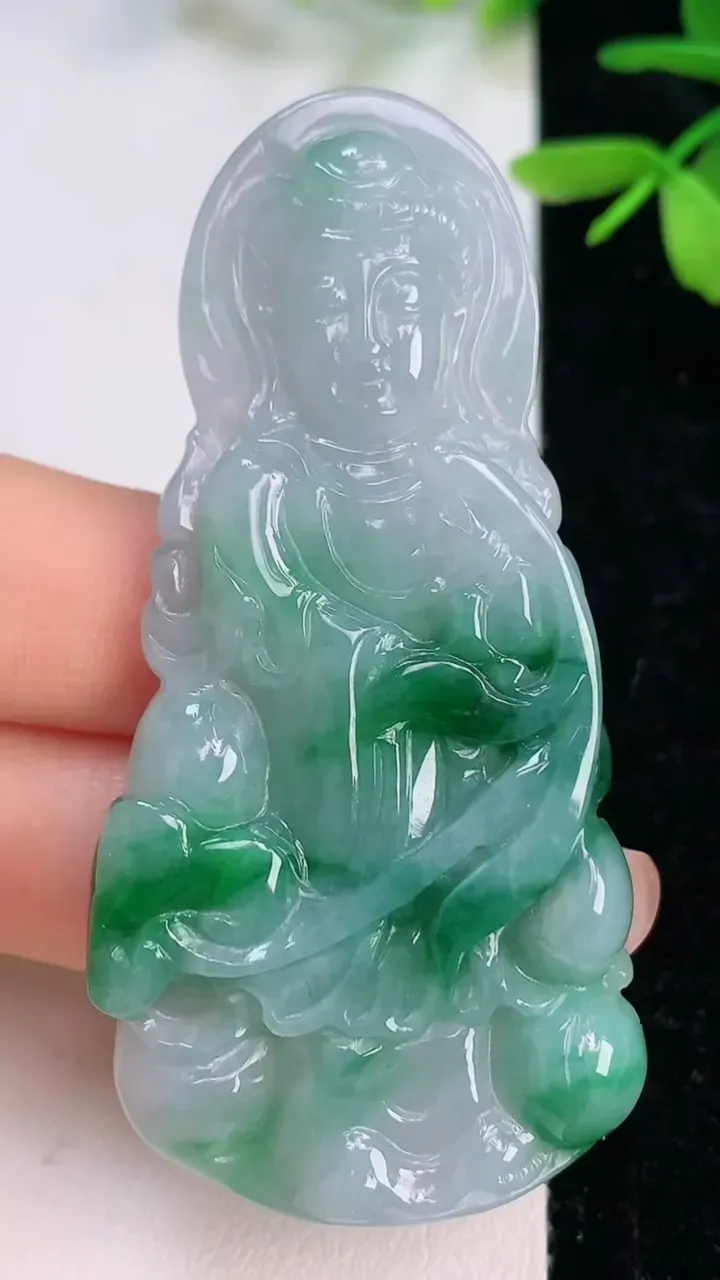 天然A货翡翠观音菩萨吊坠，尺寸65.7-31-7，重量:24.80g
7月13日