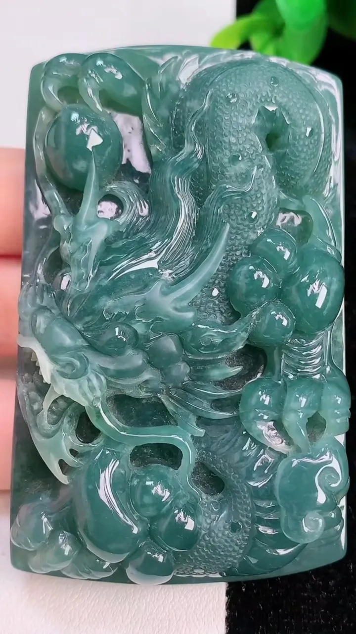 天然A货翡翠蓝水龙牌吊坠，尺寸77.4-48.1-14.7，重:104.82g
7月13日