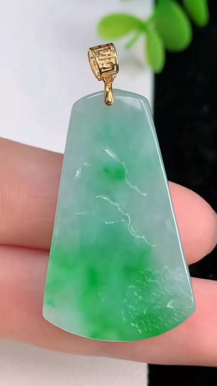 天然A货翡翠山水牌吊坠，尺寸36-21-5，重量:9.05g
7月13日