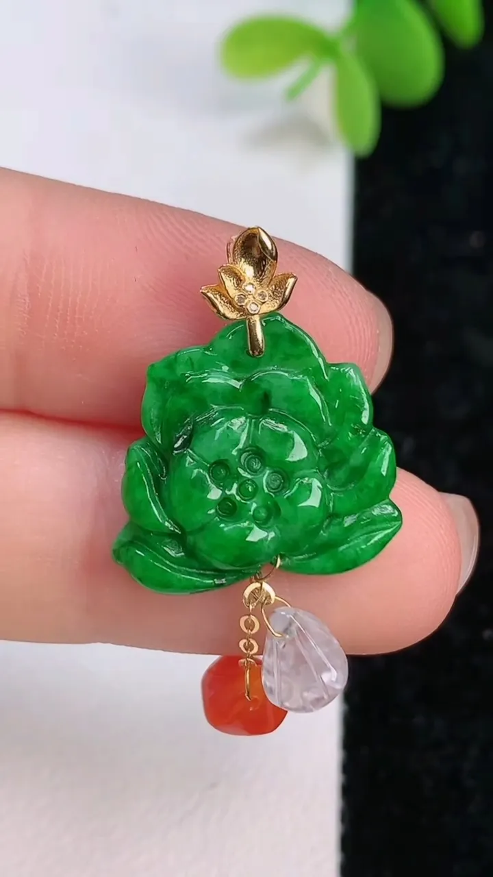 天然A货翡翠和和美美 荷花吊坠，尺寸32.5-16.2-3.3，重量:2.32g
7月13日