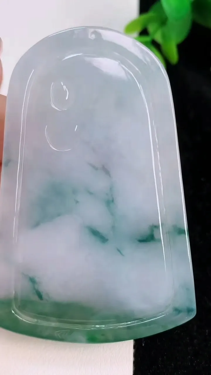 天然A货翡翠飘花山水观音菩萨吊坠，尺寸73.5-48-5.6，重:38.84g
7月13日