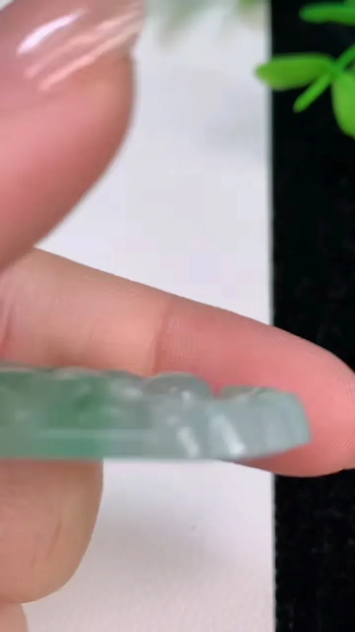 天然A货翡翠麒麟吊坠，尺寸58.3-34-5.5，重量:15.58g
7月13日