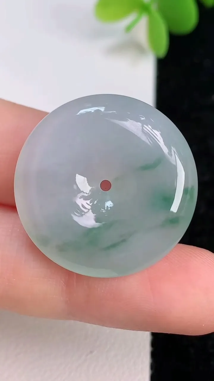 天然A货翡翠飘花平安扣吊坠，尺寸25.7-6，重量:7.90g
7月13日