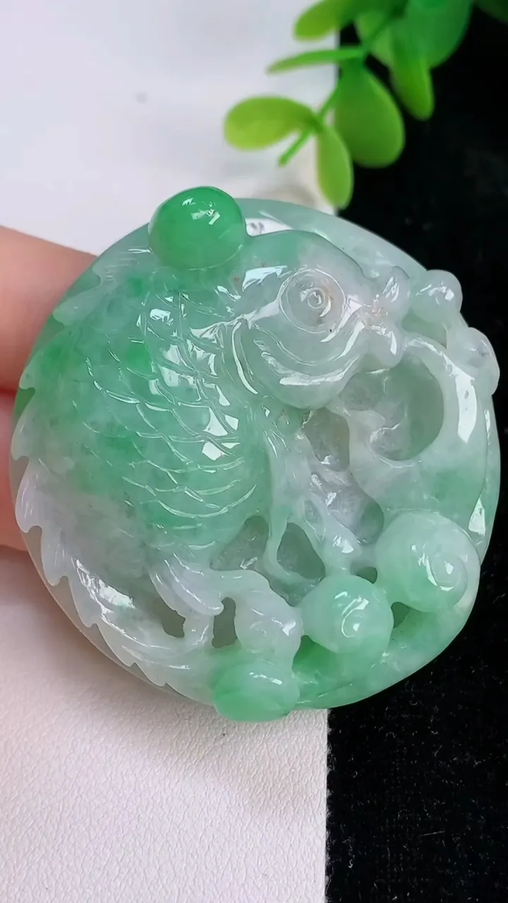 天然A货翡翠年年有余吊坠，尺寸50.8-15，重:62.69g
7月13日
