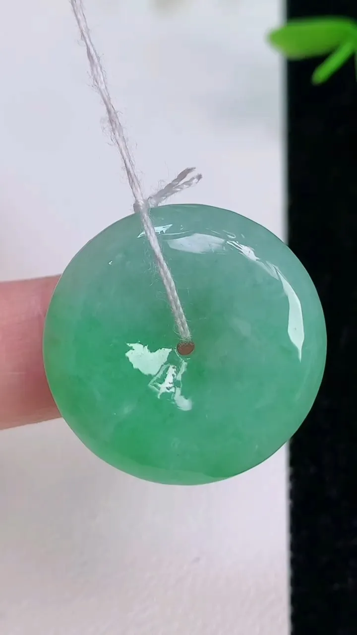 天然A货翡翠平安扣吊坠，尺寸26.6-6.2，重量:9.35g
7月13日