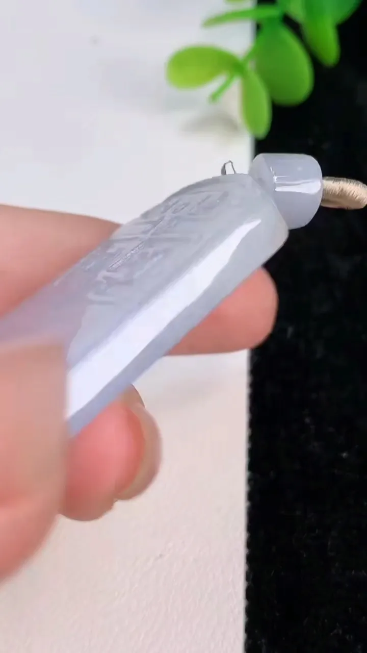 天然A货翡翠紫罗兰仿古无事牌吊坠，尺寸45-33.8-5，重量:22.22g
7月13日