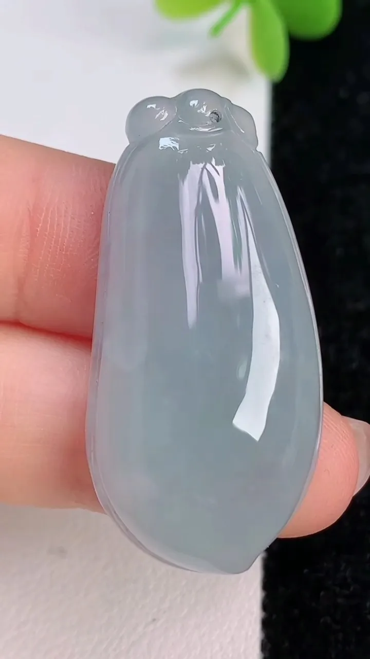 天然A货翡翠飘花福瓜吊坠，尺寸39-19.6-7，重:10.10g
7月13日