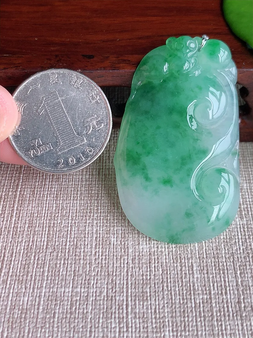 天然A货翡翠一刀切飘花如意吊坠尺寸47.7×29×5.2m量16.80g 0712
