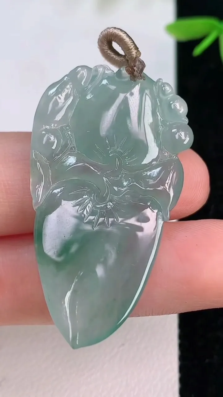 天然A货翡翠飘花寿桃吊坠，尺寸41-23.4-4.7，重量:8.34g
7月13日