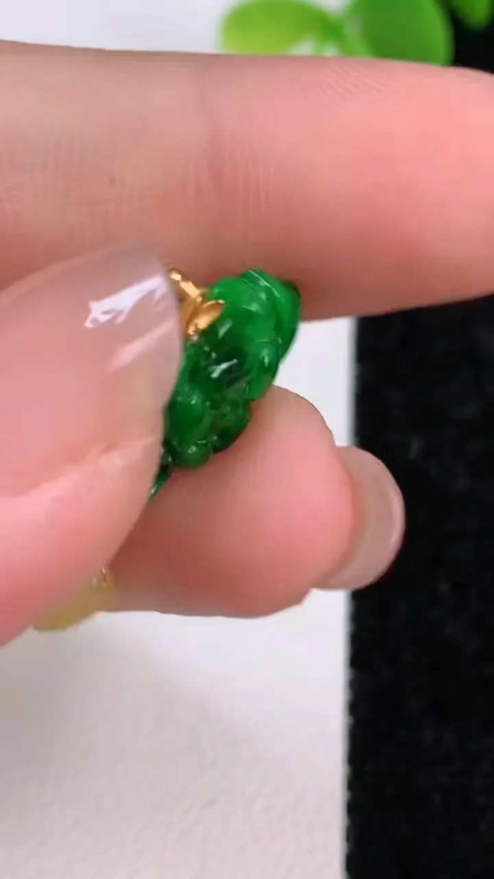 天然A货翡翠和和美美 荷花吊坠，尺寸25-19.2-4.6，重量:1.96g
7月13日